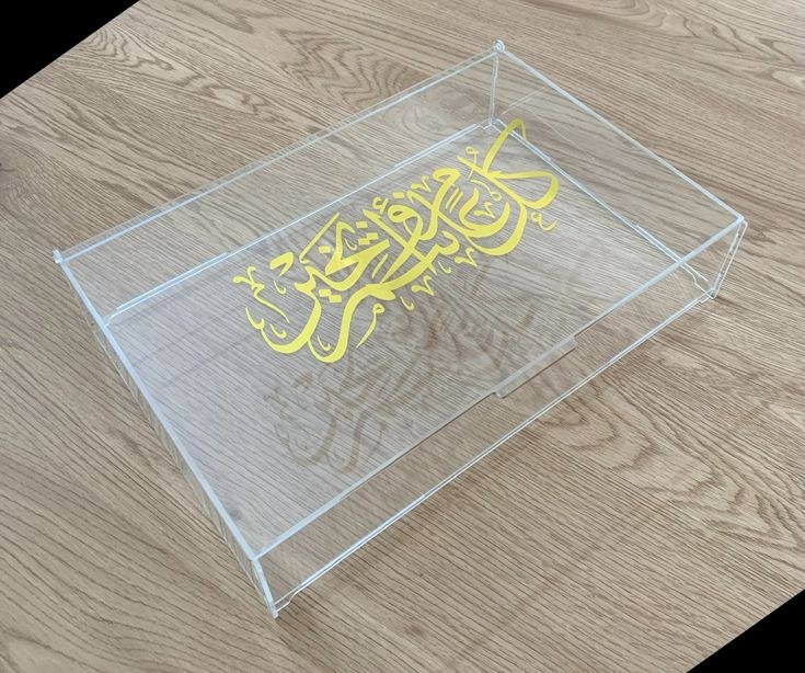بوكس أكريليك بالاسم بغطاء ذهبي